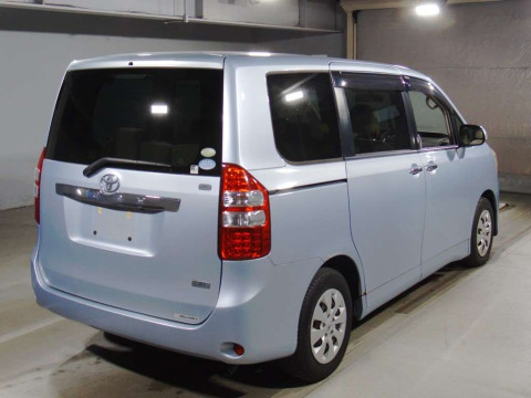 2011 Toyota Noah ZRR70G[1]