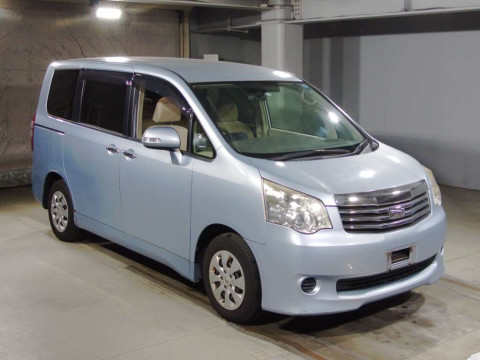 2011 Toyota Noah ZRR70G[2]