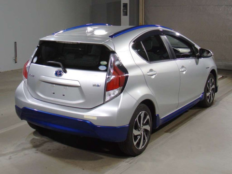 2015 Toyota Aqua NHP10[1]