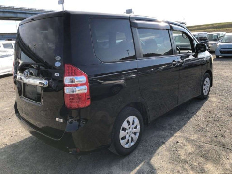 2012 Toyota Noah ZRR70G[1]