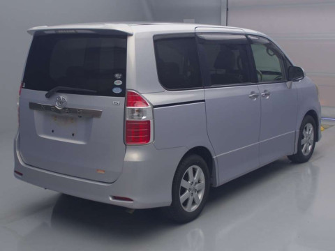 2010 Toyota Noah ZRR70W[1]