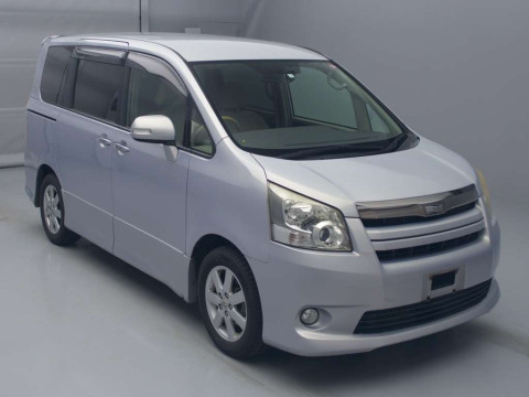 2010 Toyota Noah ZRR70W[2]