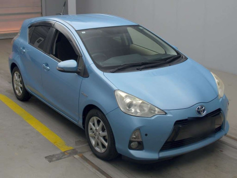 2013 Toyota Aqua NHP10[2]