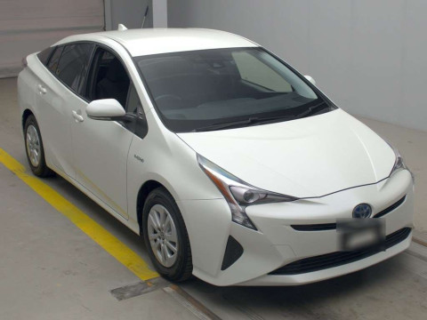 2015 Toyota Prius ZVW50[2]