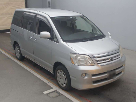 2006 Toyota Noah AZR60G[2]