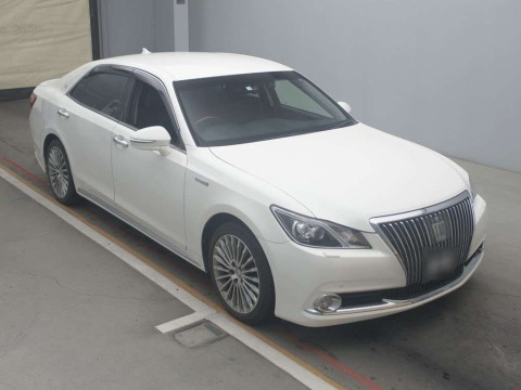 2014 Toyota Crown Majesta GWS214[2]