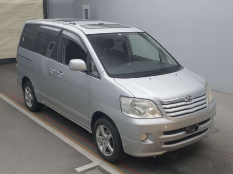 2002 Toyota Noah AZR65G[2]