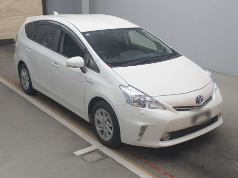 2013 Toyota Prius alpha ZVW40W[2]