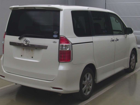 2010 Toyota Noah ZRR70W[1]