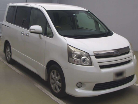 2010 Toyota Noah ZRR70W[2]