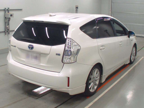 2013 Toyota Prius alpha ZVW40W[1]