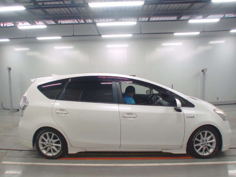 2013 Toyota Prius alpha ZVW40W[2]