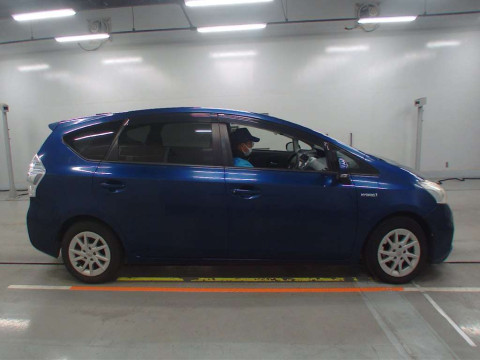 2012 Toyota Prius alpha ZVW41W[2]