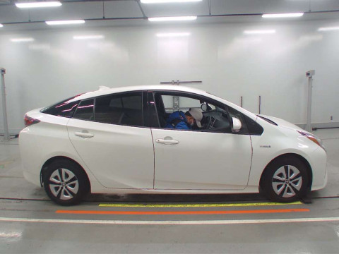 2016 Toyota Prius ZVW51[2]