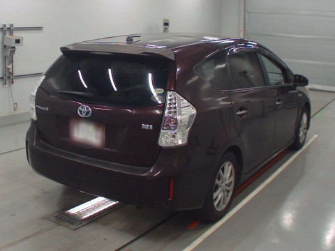 2013 Toyota Prius alpha ZVW41W[1]