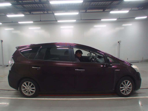 2013 Toyota Prius alpha ZVW41W[2]