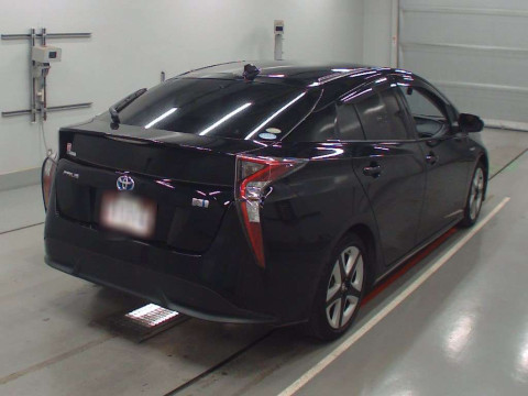 2016 Toyota Prius ZVW50[1]