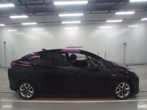 2016 Toyota Prius ZVW50[2]