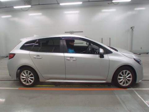 2020 Toyota Corolla Touring Wagon ZRE212W[2]