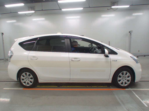 2012 Toyota Prius alpha ZVW41W[2]