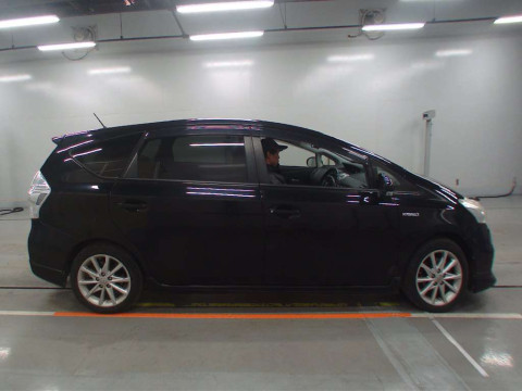 2013 Toyota Prius alpha ZVW41W[2]