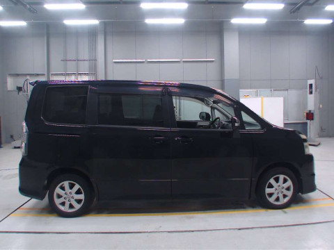 2009 Toyota Voxy ZRR70W[2]