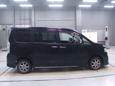 2012 Toyota Voxy ZRR70W[2]