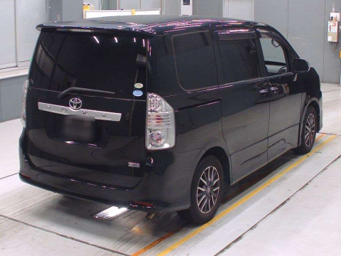 2010 Toyota Voxy ZRR70W[1]