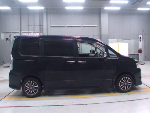 2010 Toyota Voxy ZRR70W[2]