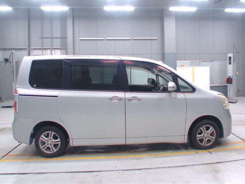 2010 Toyota Noah ZRR70G[2]