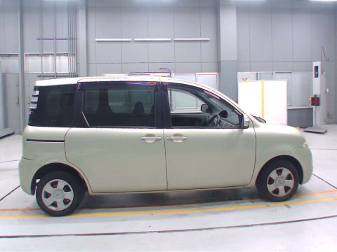 2010 Toyota Sienta NCP81G[2]