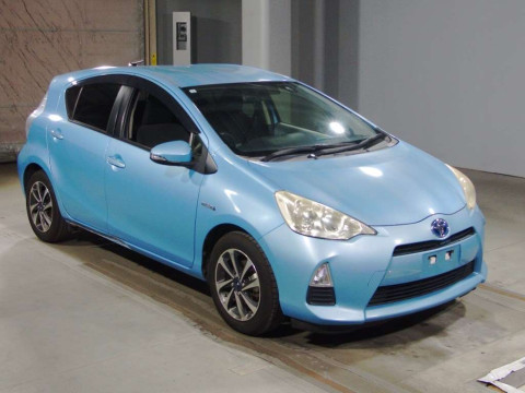 2013 Toyota Aqua NHP10[2]