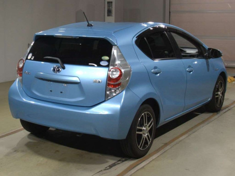 2013 Toyota Aqua NHP10[1]