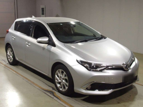 2015 Toyota Auris NZE181H[2]