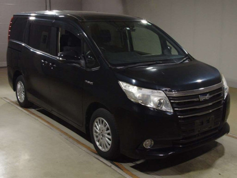 2014 Toyota Noah ZWR80G[2]