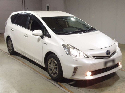 2014 Toyota Prius alpha ZVW41W[2]