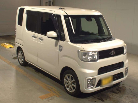 2016 Toyota Pixis Mega LA700A[2]