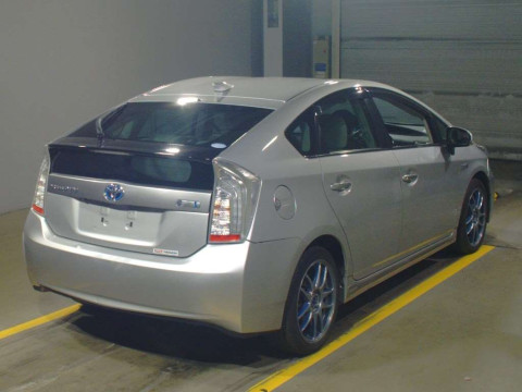 2015 Toyota Prius PHV ZVW35[1]