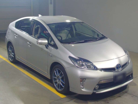 2015 Toyota Prius PHV ZVW35[2]