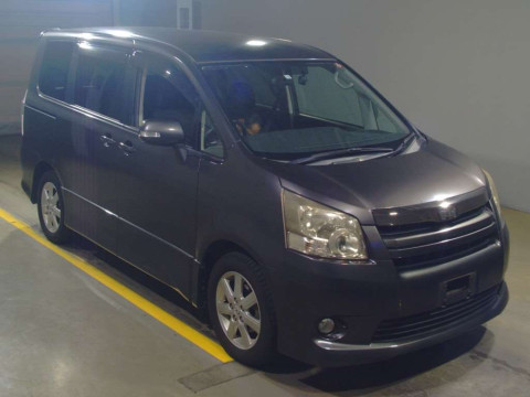 2010 Toyota Noah ZRR70W[2]