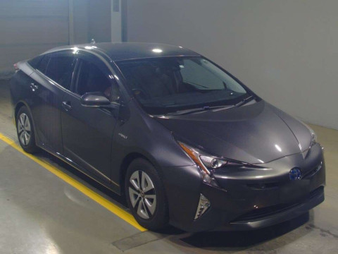 2016 Toyota Prius ZVW51[1]