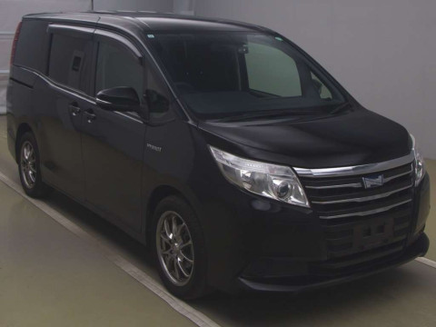 2015 Toyota Noah ZWR80G[1]