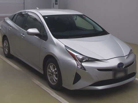 2016 Toyota Prius ZVW50[1]