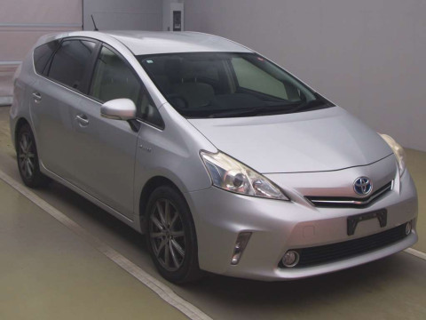 2012 Toyota Prius alpha ZVW41W[1]