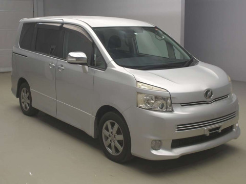 2009 Toyota Voxy ZRR70W[1]