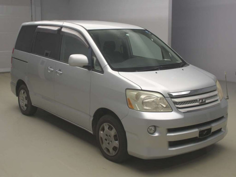 2005 Toyota Noah AZR60G[1]