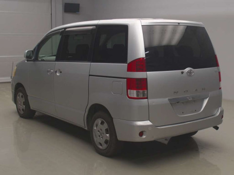 2005 Toyota Noah AZR60G[2]