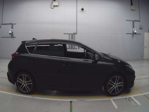 2015 Toyota Auris ZRE186H[2]