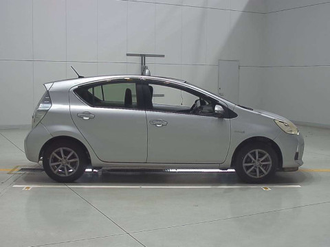 2014 Toyota Aqua NHP10[2]