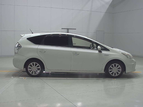 2012 Toyota Prius alpha ZVW41W[2]